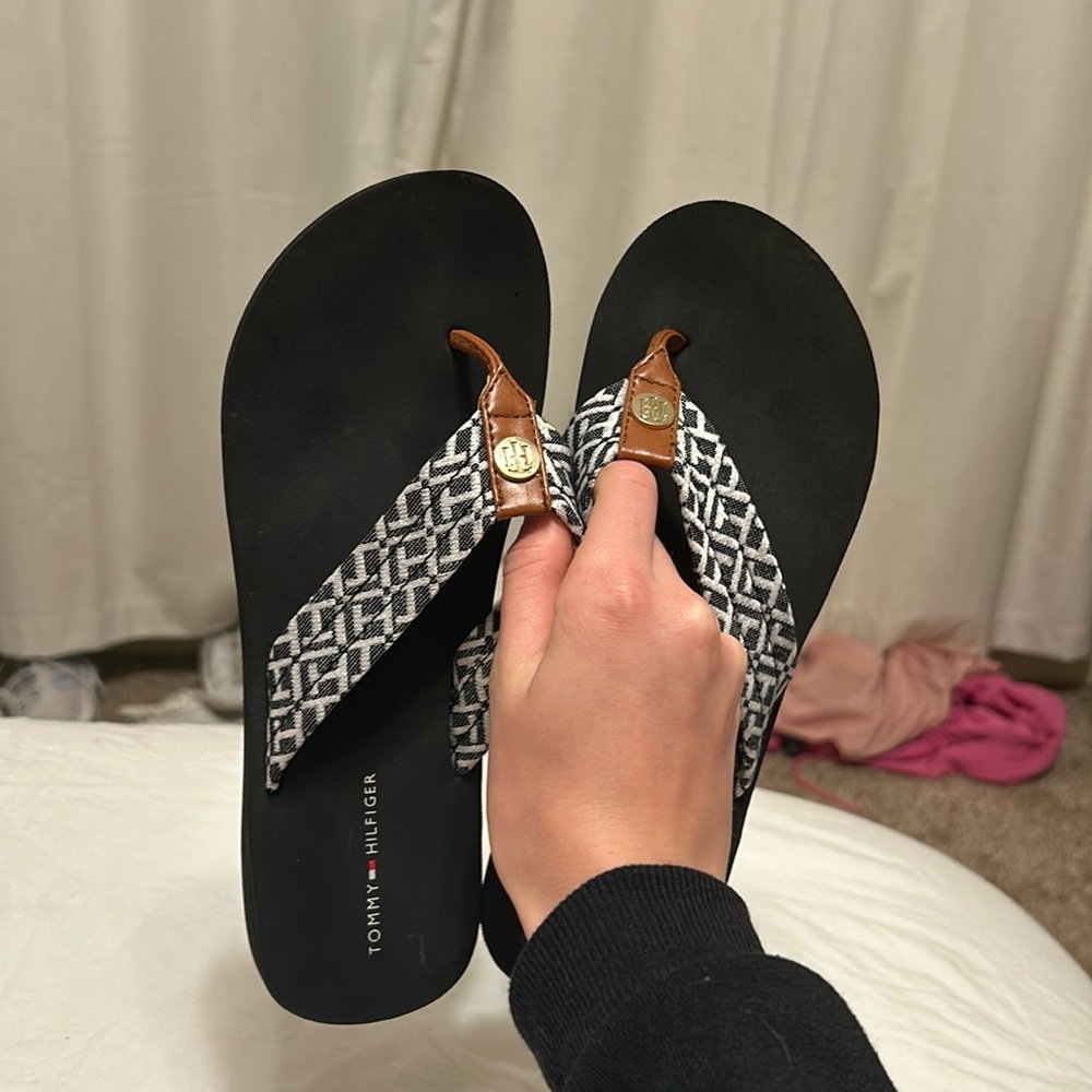Size 7 tommy Hilfiger sandals!!